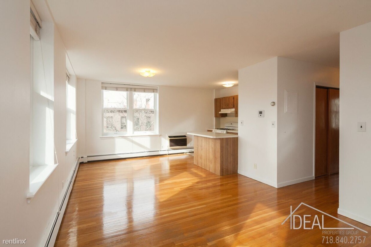 Foto principal - 374 Court St