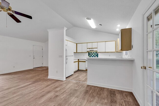 Building Photo - Pet Friendly, 2 Bedroom, 2 Bath Home with ...