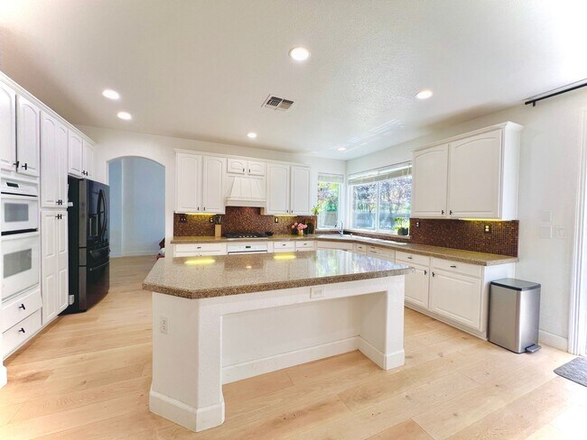 Building Photo - Gorgeous Serrano home in gated community c...
