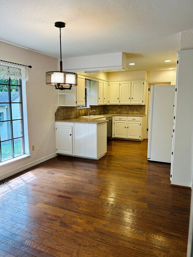 Foto del edificio - AVAILABLE SEPTEMBER 10TH Charming 4 bed 2....