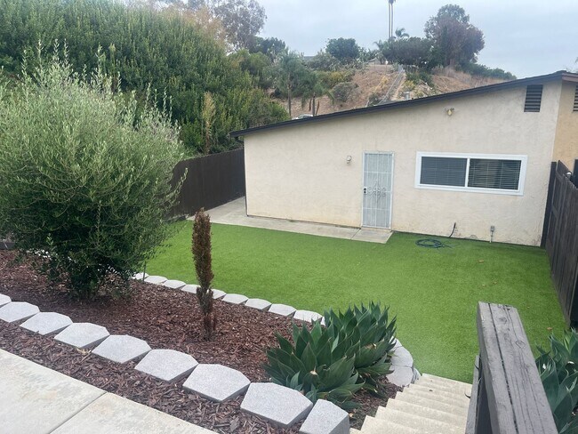 Building Photo - 3bd/2ba Single Story Duplex with New Luxury Vinyl Plank!
