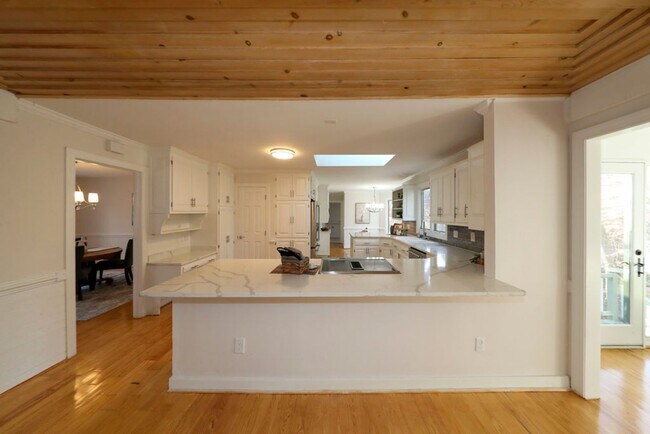 Foto del edificio - Luxury Kingsmill Treehouse Retreat | 7BR Custom Home with Private Suite