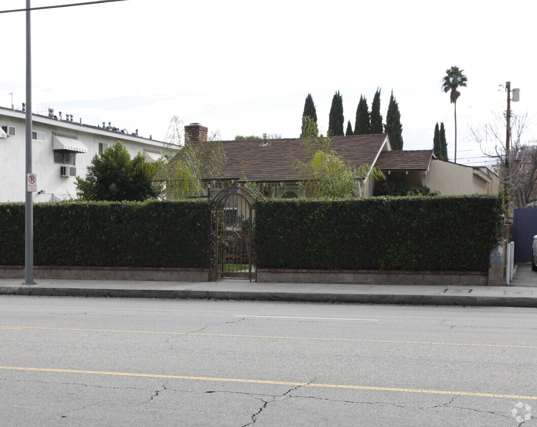 Foto principal - 12610 Oxnard St