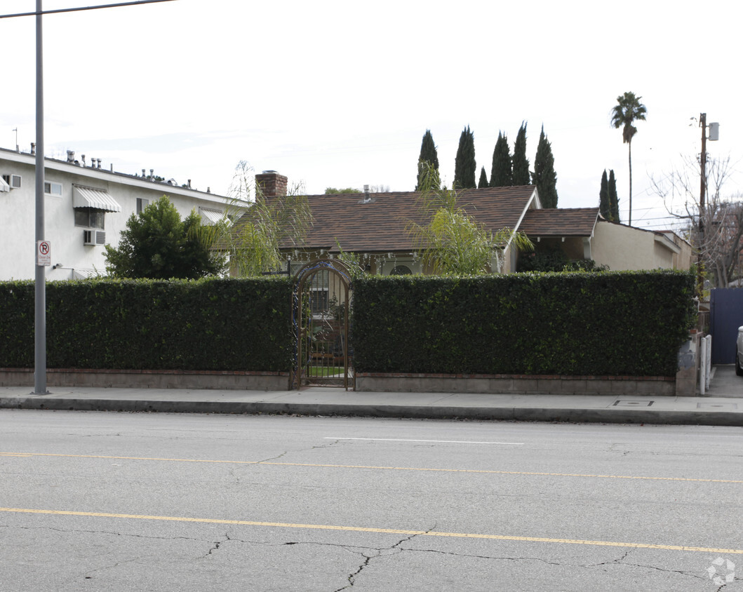 Primary Photo - 12610 Oxnard St