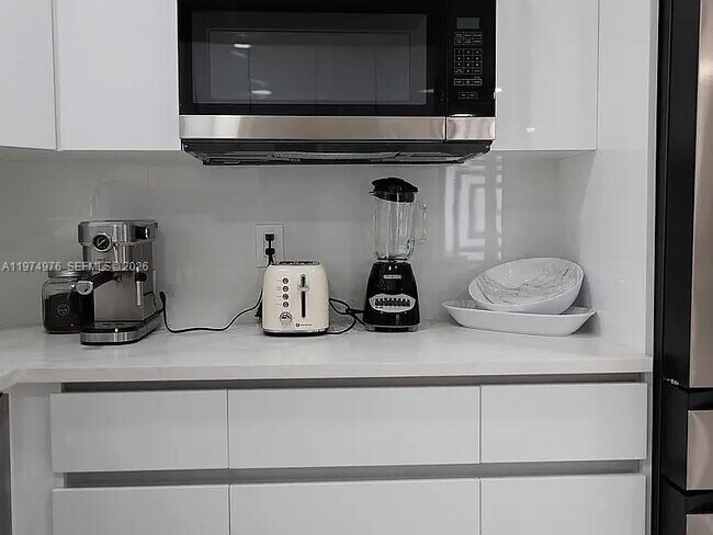 Building Photo - 1649 NE 8th Ave