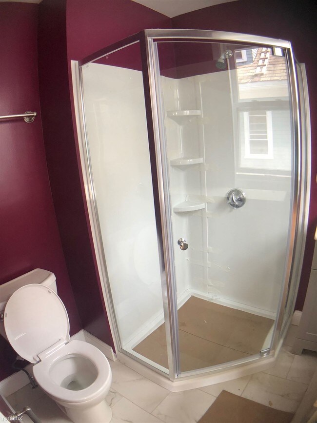 Foto del edificio - Room for Rent, 2 bath House - 17 Burnham St