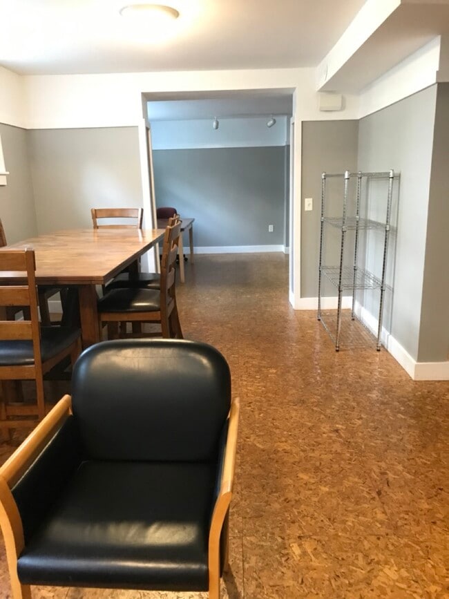 Comedor - 313 E Davenport St