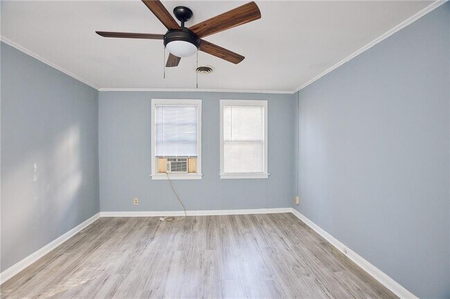 Foto del edificio - 3323 Midway Rd