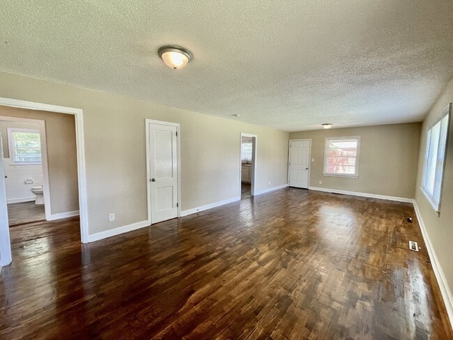 Building Photo - Updated 3 Bed, 1 Bath Nest in Fayetteville