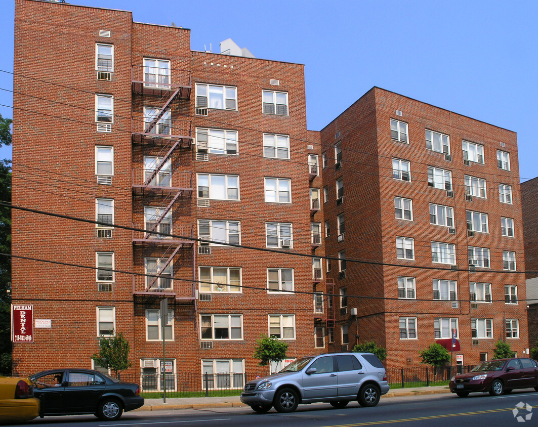 Foto del edificio - Pelham Parkway Apartments