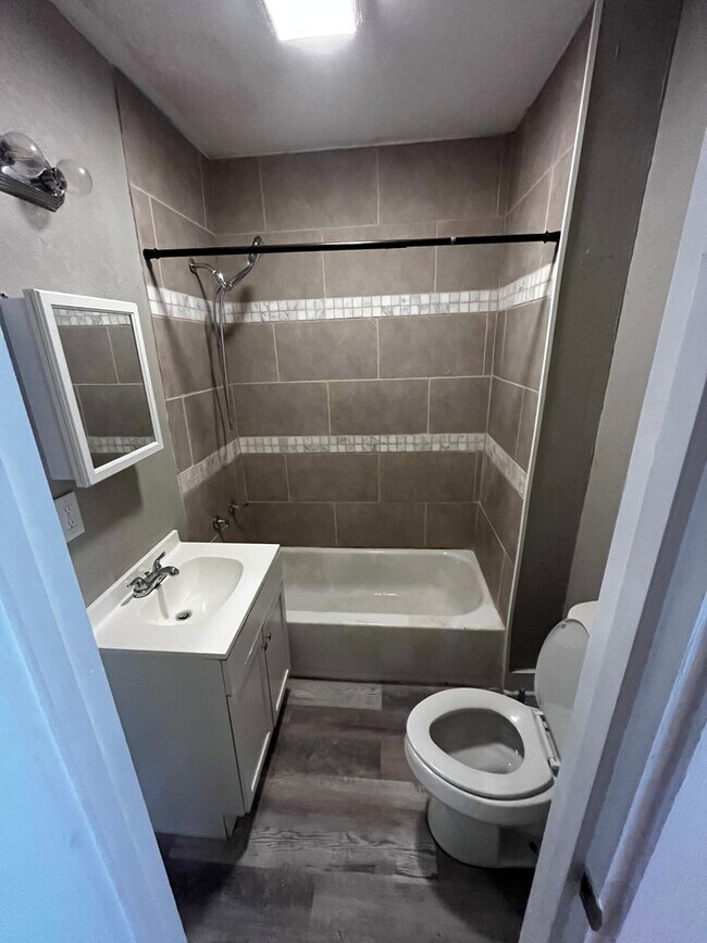 Building Photo - Newly updated Duplex! Perfect 2 Bed, 1 Bat...