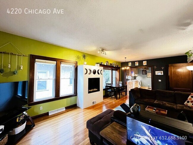 Building Photo - 3 Bed 2 Bath Home Fenced In Backyard and 2...