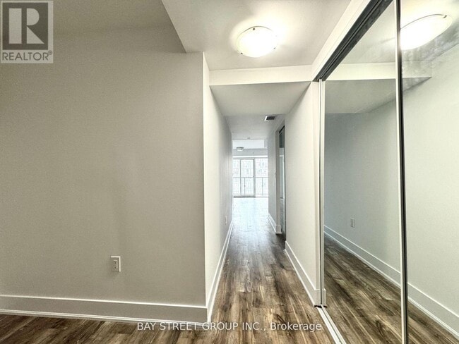 Building Photo - 955 Bay St.