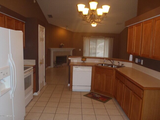Building Photo - 795 S Lilac Loop