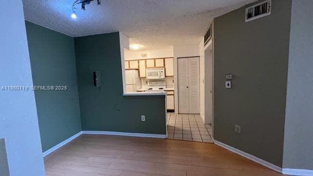 Building Photo - 2820 N Oakland Forest Dr