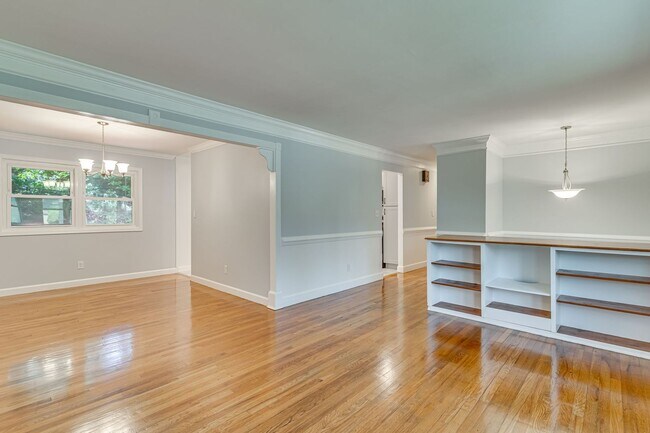 Foto del edificio - Charming 3+ BR single family home availabl...
