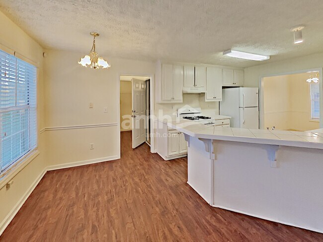 Building Photo - 2050 Graybrook Dr