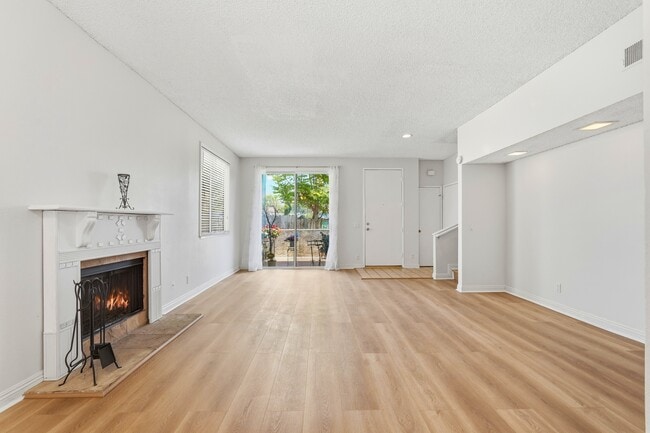 Foto del edificio - 13901 Olive View Ln