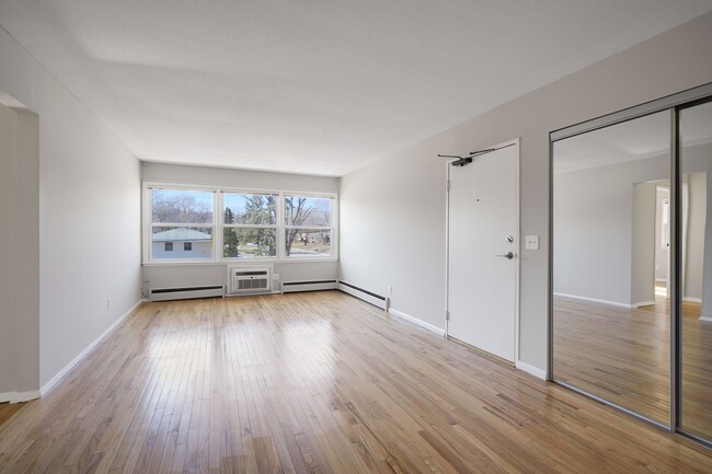 Building Photo - Large Remodeled 2 Bedroom