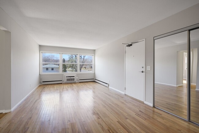 Building Photo - Large Renovated 1 Bedroom