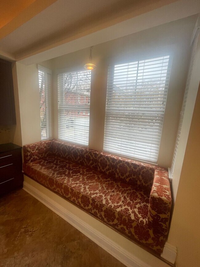 Building Photo - Beautifully Modern Home located in the Spr...