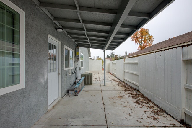 Building Photo - 9855 Douglas Ave