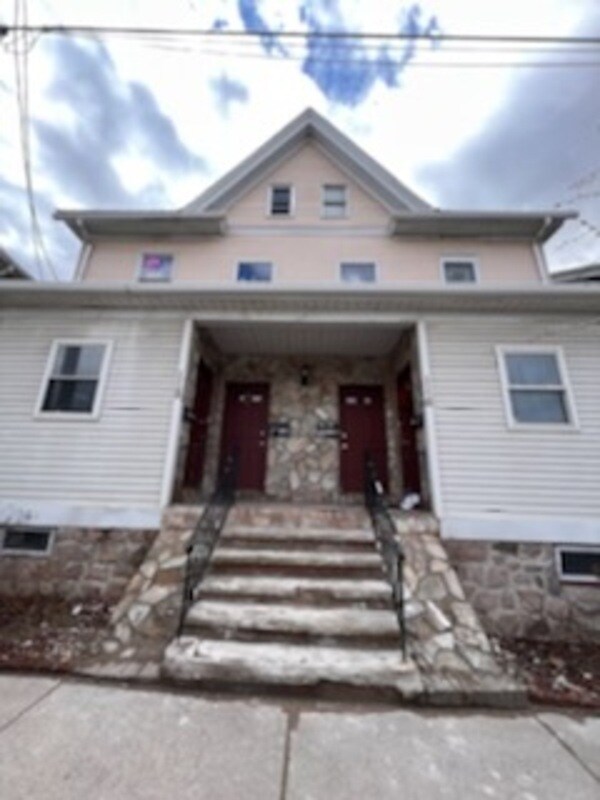 118 E Broad St, West Hazleton, PA 18202 Condo for Rent in West