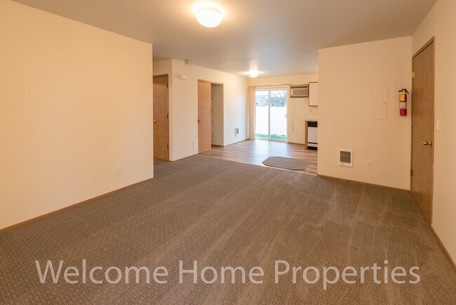 Building Photo - Great 2 bedroom apartment with all-new carpet