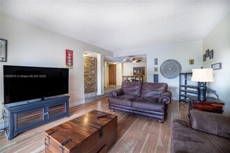 Building Photo - 3760 Inverrary Dr