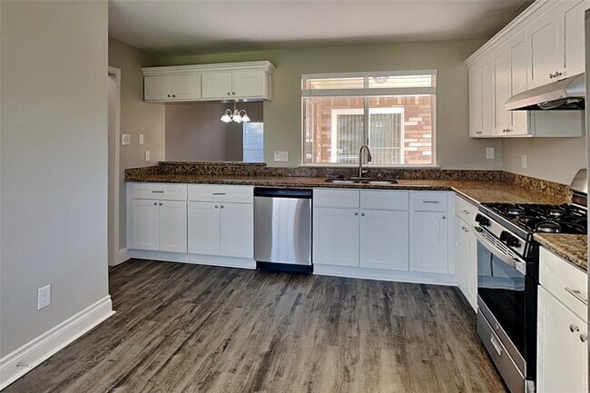 Building Photo - 5607 S Magazine Cir