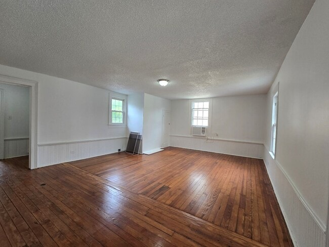 Building Photo - 403 W Hampton Ave
