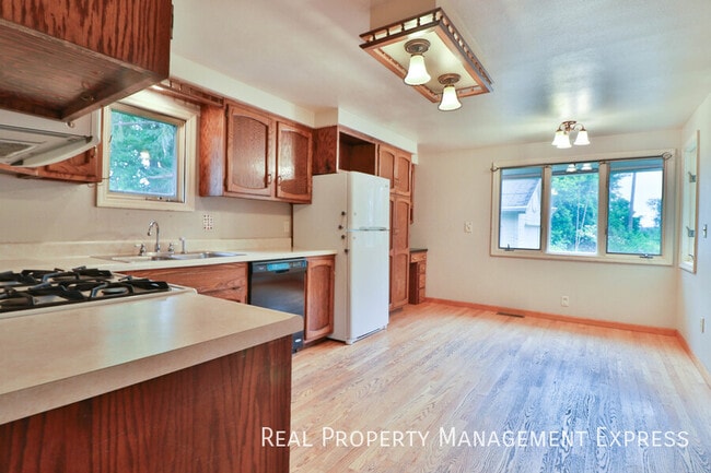 Building Photo - 3 Bedroom Acreage in Southeast Sioux Falls