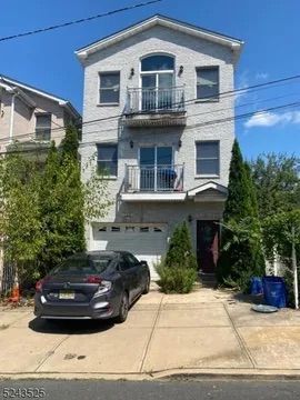 Building Photo - 214 Kearney Ave