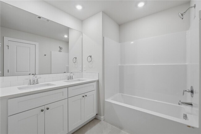 Building Photo - 6 Lowick Ln