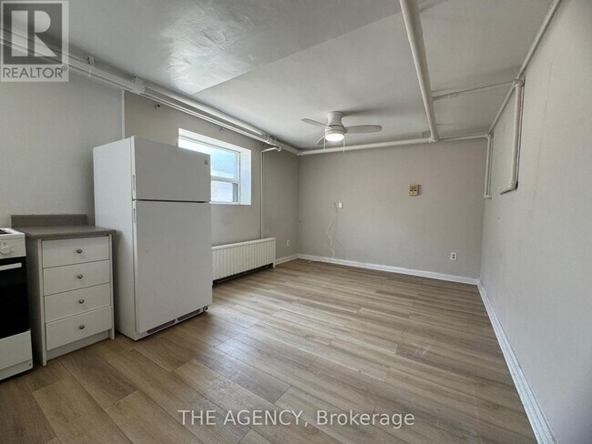Photo du bâtiment - 852-852 Broadview Ave