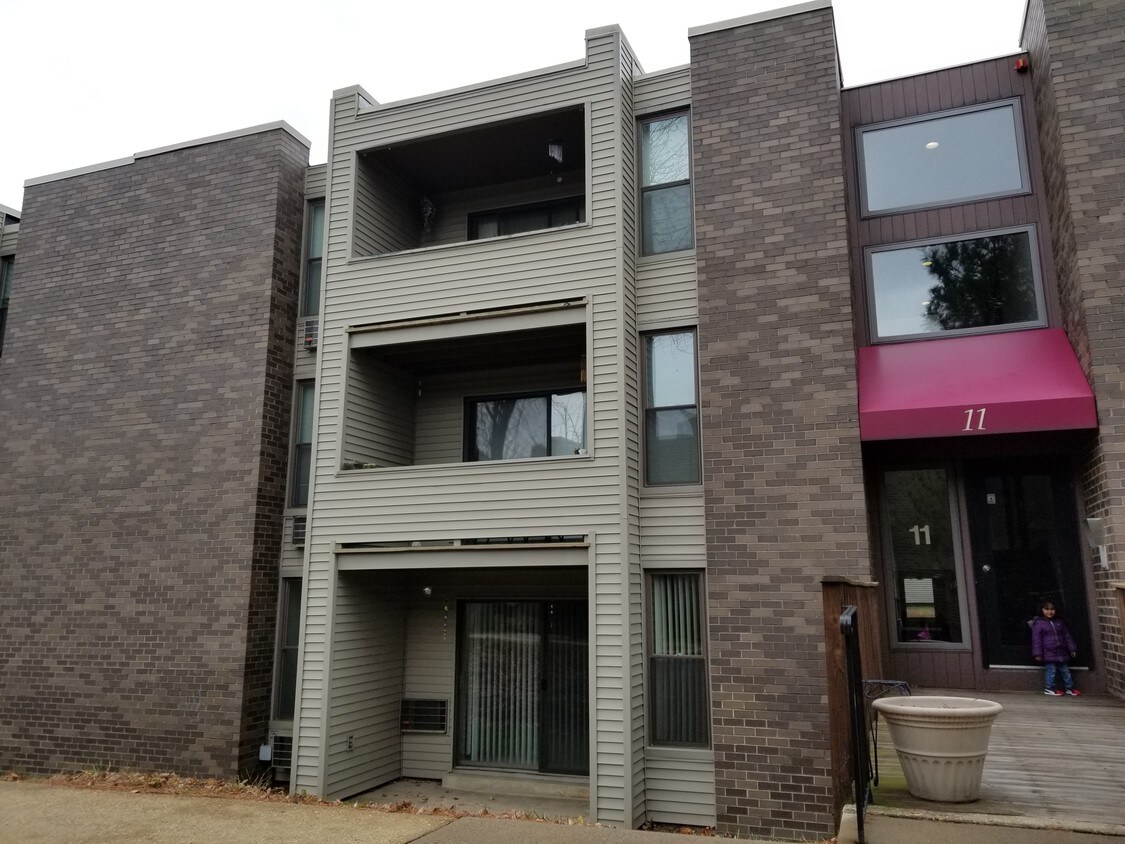 Edificio principal - 1 River Rd