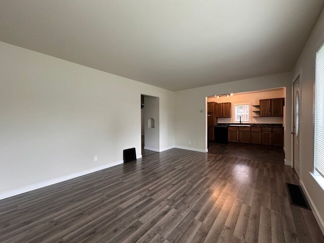 Building Photo - Recently Renovated Single Family Home Avai...