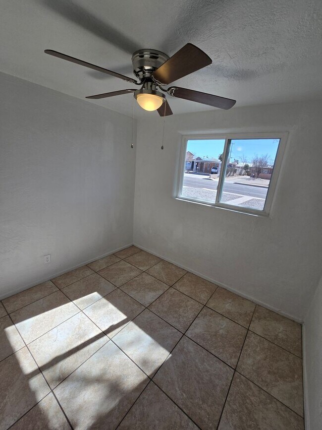 Foto del edificio - 4811 Comanche Rd NE