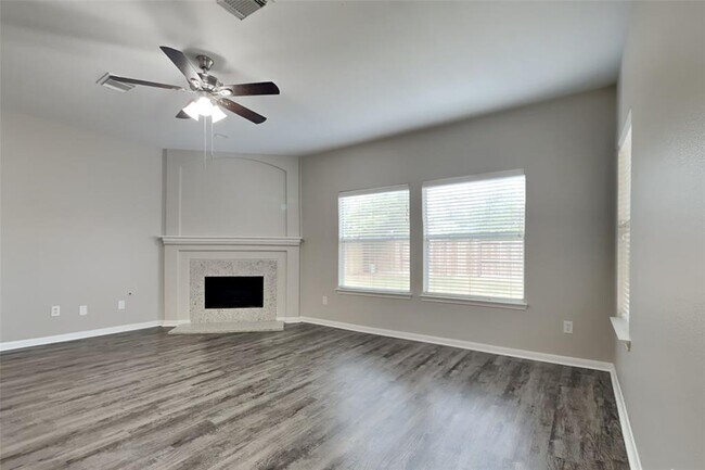 Foto del edificio - 6918 Summer Bridge Ln
