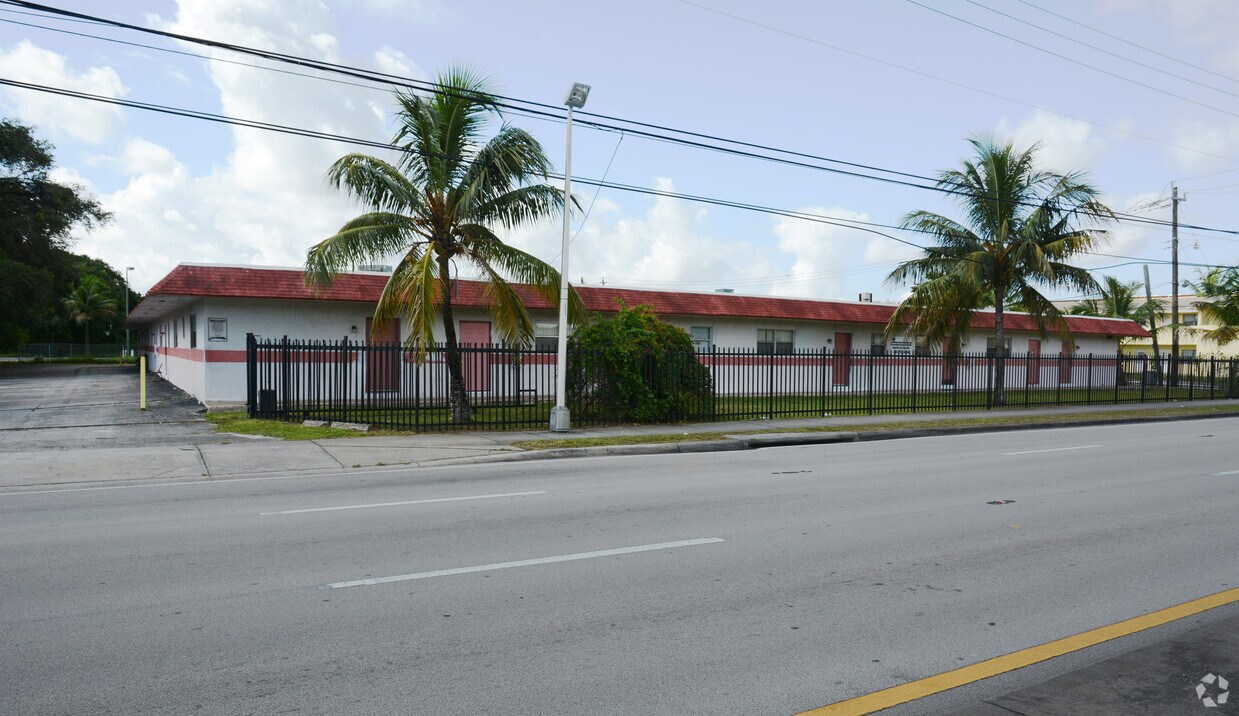 Foto principal - 1990 NW 183rd St