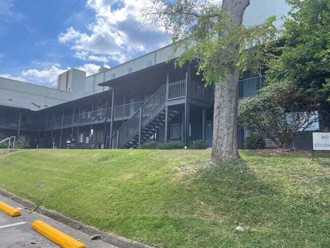 Foto del edificio - 803 Hillview Heights