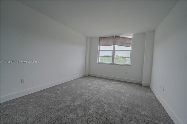 Foto del edificio - 15600 NW 7th Ave