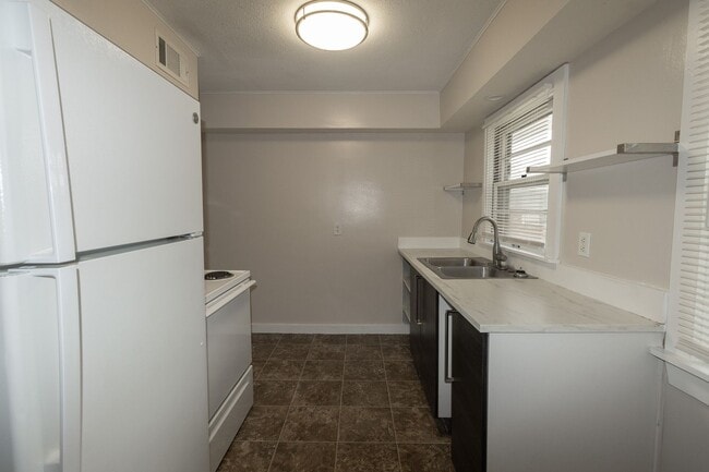 Building Photo - 4 Bed 2 Bath House on East Campus