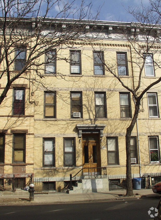Primary Photo - 559 Seneca Ave