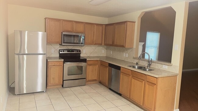 Building Photo - AMAZING 2-STORY 3 BEDROOM!!