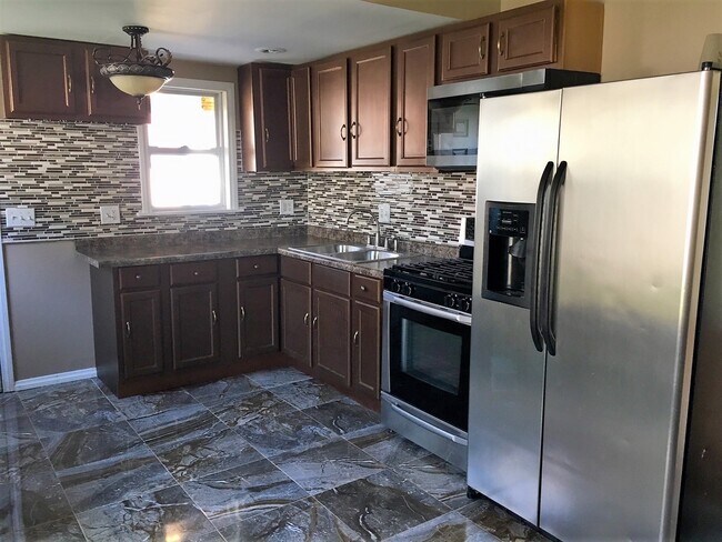 Foto del edificio - 3 bedroom / 1.5 bath w/Central Air, Basement and Detached 2 Car Garage