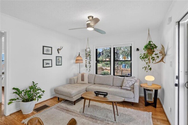 Foto del edificio - 1267 Lyle Pl NW