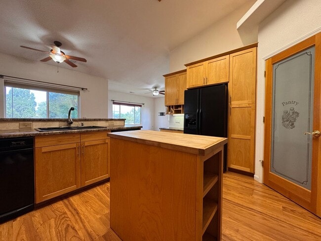 Foto del edificio - 471-825 Bantley Dr