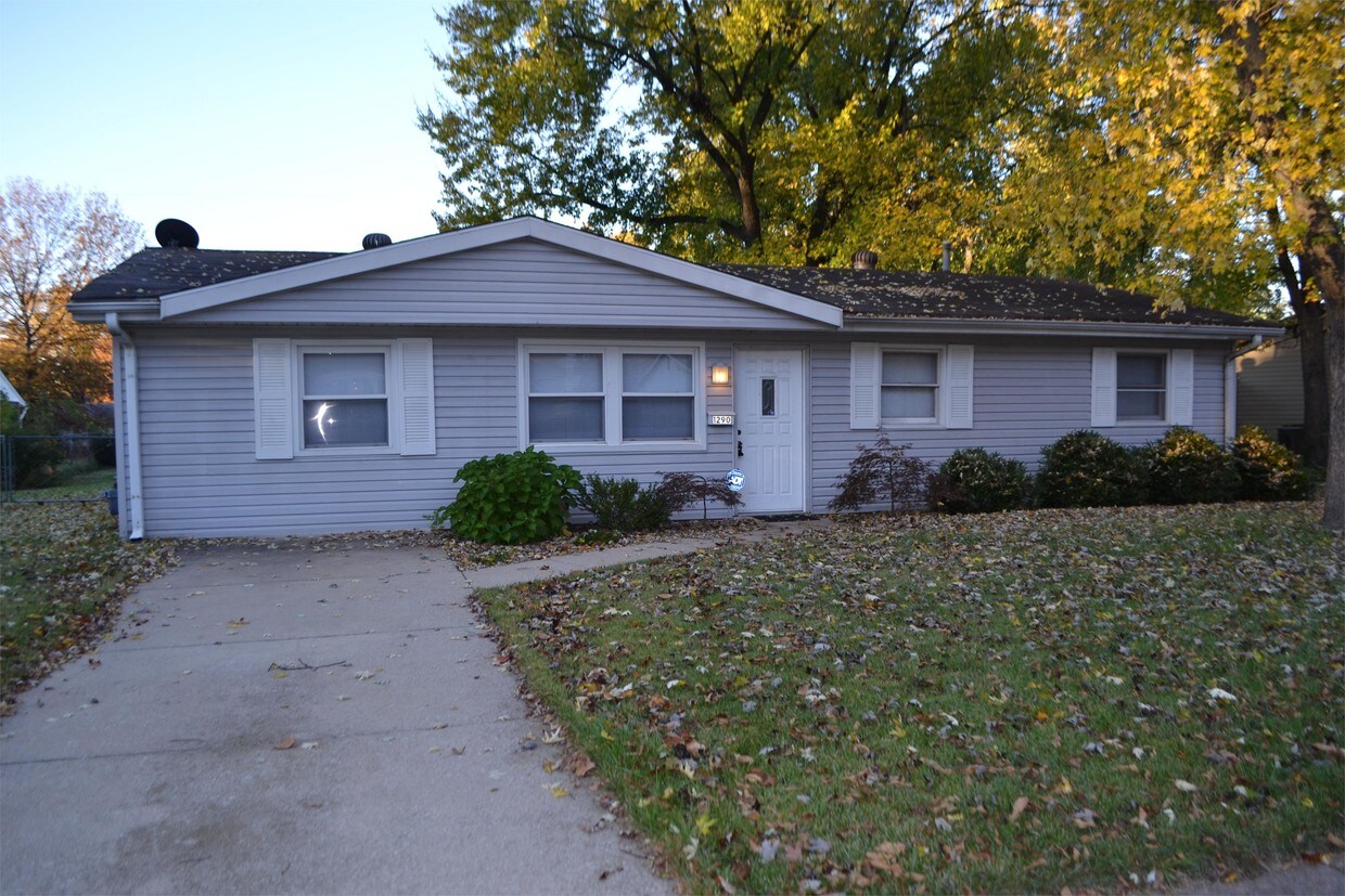 Primary Photo - 1290 Flicker Dr