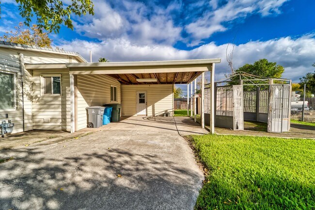 Foto del edificio - 4741 Fleming Way
